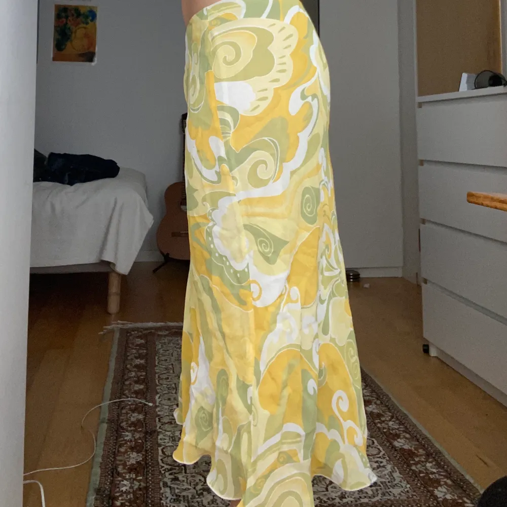 Superfin gul lågmidjad kjol! Strl xs-s. 70kr eller högsta bud exklusive frakt (40kr)❣️. Kjolar.