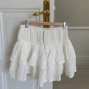 Slutsåld Volangkjol Pull and Bear - Den perfekta vita volangkjolen från pull and Bear. Supersnygg att bära både hög och lågmidjat. 