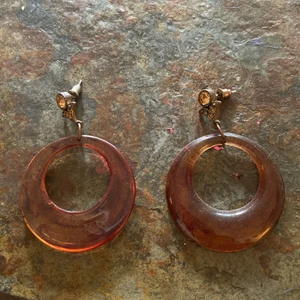 Örhängen  - Fina orangebruna örhängen. 