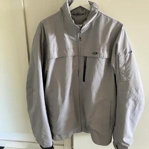 Vindjacka - Snygg vindjacka köpt på second hand, storlek L:)