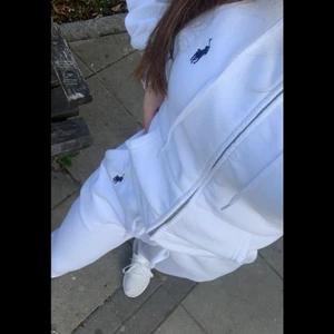 Ralph lauren dress  - Säljer denna jättefina Ralph lauren dressen då den tyvärr inte kommer till användning. Den är jättesparsamt använd så den är helt som ny! Köpt från boozt i våras för 2690kr men säljer den för 1550! Skriv för mer bilder!!