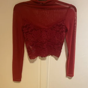 Röd topp - En röd långärmad topp. Silkes material på armarna! Oanvänd! Fick den i present men den är inte min still o behöver rensa min garderob! +frakt