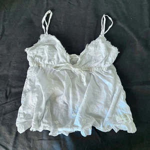 Vit söt volang odd molly topp/linne - ❗️KORT BUDGIVNING❗️Superfin på sommaren. Vet inte om denna modell säljs längre. Banden är reglerbara så passar en XS-M. Jag har S. Möts upp och fraktar (frimärke 24 kr eller spårbart 51 kr, ni väljer 💕)