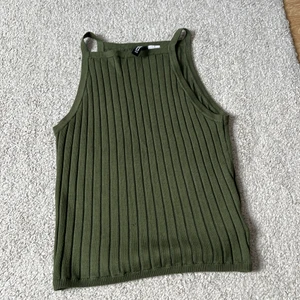 En topp från H&M  - En mörk grön  topp från H&M, använt ett fåtal gånger:)