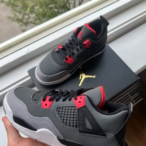 Jordan 4 Infrared - Jordan 4 Infrared (PS) Storlek: 35 Helt nya och oanvända.  Finns i göteborg/frakt  kvitto o refs finns.  