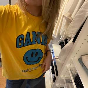 HELT slutsåld gul och blå Ganni t-shirt från förra årets kollektion. Använd två gånger, precis som ny. Köptes för 895