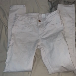 Vita skinny fit jeans  - Den är ifrån hm köpta för 200kr men säljer för billigare pris. Skriv till mig om ni vill ha flera bilder eller har några frågor tveka inte 💋