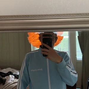 Palm angels tröja - Hej säljer nu min pojkväns palm angels tröja, den är aldrig använd finns inga fläckar eller nått annat storlek M