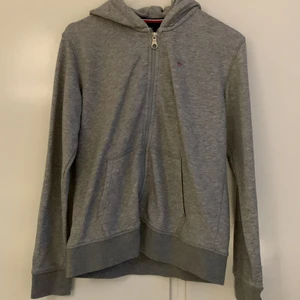 GANT zip hoodie - Säljer denna gråa Gant hoodie som har ett litet märke på bröstet och dragkedja. Inga slitningar eller fläckar. Passar på mig som är 160cm och vanligtvis har storlek S i hoodies!💗