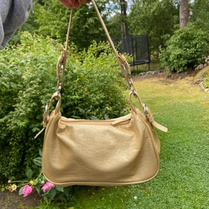 Axelväska - Guldig fin secondhand axelväska🥰