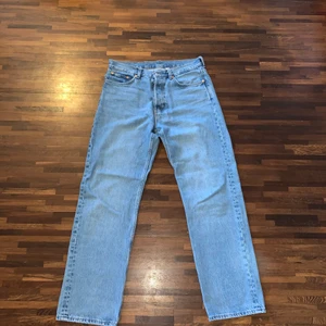 Weekday jeans - Byxorna är i bra skick och de är inte använda på ett tag 