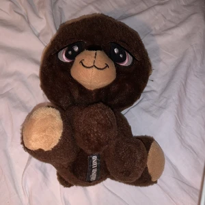 En gosedjursbjörn - Den är fin och gullig och söt och gosig så snälla buda eller köp den så får ni 5kr rabatt alltså om ni köper den kan ni köpa den för 15 frakten är 5