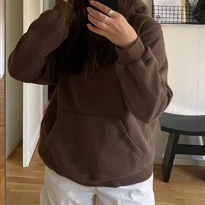 Brun hoodie - Säljer denna bruna hoodie från HM🤎 Den är i storlek M, den är i bra skick fast lite uttvättad. Köparen står för frakten📦
