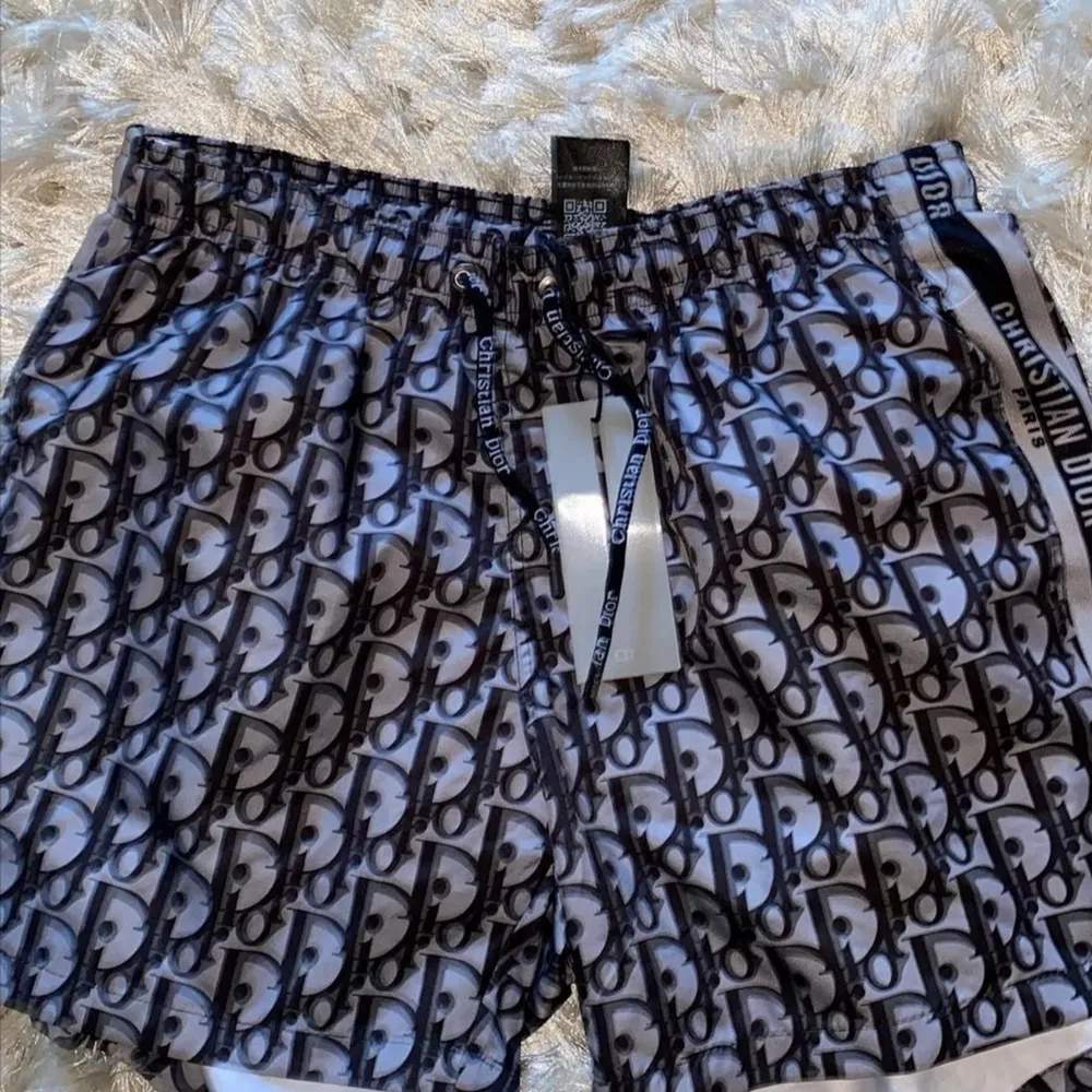 Dior shorts finns i alla storlekar möts endast i gbg annars frakt . Shorts.