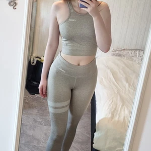 Stronger sett - Helt fellfritt sett från stronger. Stl S. Den tillverkas inte längre i denna färg vad jag sett. Den uthäver kroppen på ett snyggt sett och är stretchig samt sitter jättebra. Säljer då jag inte använder länger.