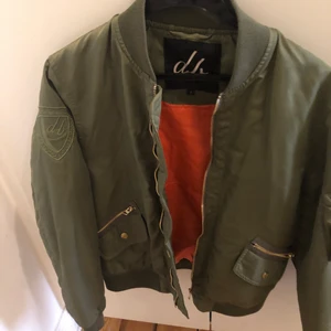 DB brand jacka - DB brand jacka i olivgrön färg storlek S 