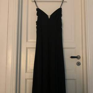 En svart klänning från Zara som är köpt för någon vecka sedan. Klänningen är helt oanvänd enbart testad. Köpt för 399kr.   Storleken är M men passar en S! 