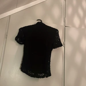 Festtopp i spets - Tight festtopp från Bik bok. Använd. Säg till om jag ska skicka bilder med den på, kan mötas upp i Stockholm 🌸