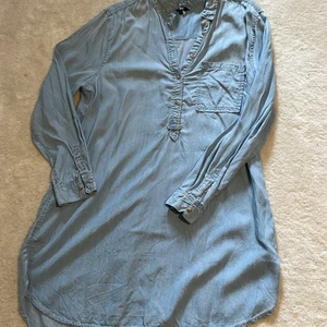 Jeans klänning  - En mellan lång jeans klänning som kommer med ett  matchande bälte. 