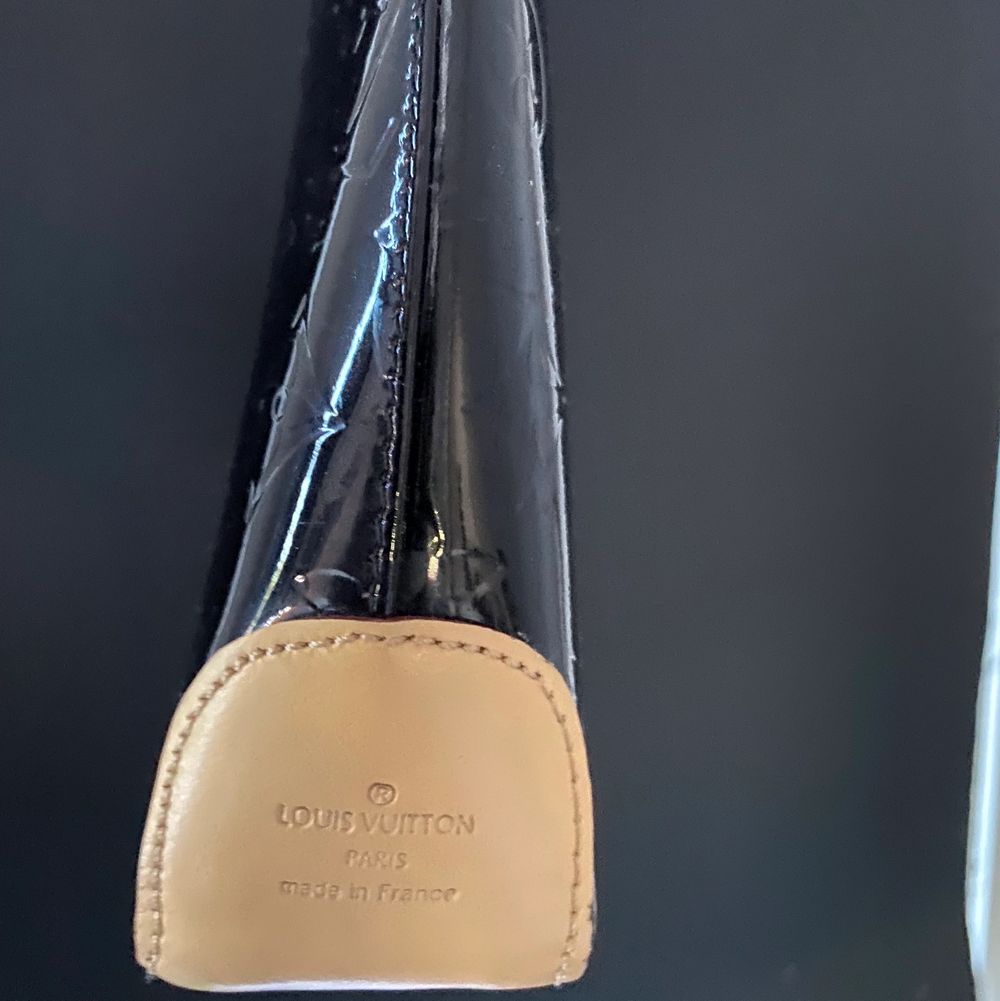 Superfin ärvd Louis Vuitton väska, handväska. Handgjort i riktigt fint skick! Tyvärr inga äktenhets bevis därav priset:/ Väskan är gjord i läder.. Väskor.