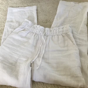 Vita linnebyxor - Snygga linnebyxor, säljer pga jag har köpt andra. Skulle säga att de passar någon runt 160cm