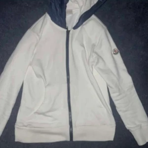Moncler hoodie 164 - Säljer denna monclerhoodie i fint skick, den har 6 små hål som inte är synliga när den använde (två vid luvan och 4 vid fickorna) annars så e den i fint skicka därmed priset, såklart äkta