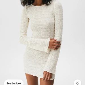 Vit Sommarklänning  - Säljer min jättesöta sommarklänning som är perfekt till en varm sommardag på stranden⚡️Helt felfri och nästan helt ny, klänningen är i L man passar jättefint på mig som är S/M