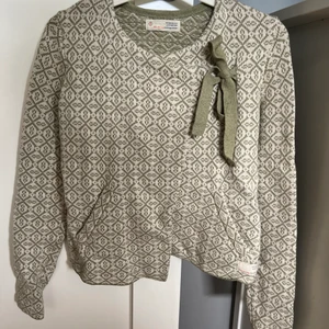 Odd Molly kofta - Odd Molly kofta i kaki grön  färg. knappt använd  så typ helt ny, inga defekter eller tecken på användning alls. Storlek 0 vilket motsvarar XS. Nypris ungefär 2000kr