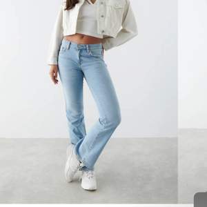 Säljer dessa lågmidjade jeans från Gina tricot i storelk 34. Originalpris 500
