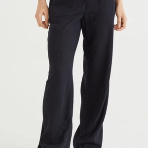 Linnebyxor storlek xs - Hej! Säljer dessa svarta linnebyxor från hm, då de tyvärr är lite för korta för mig (Jag är 164)!💓 Endast använda en gång, men de är i helt nytt skick! Skriv för egna bilder!💓 Säljer för 200, köp direkt 300! (Obs köparen står för frakt!)💓