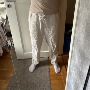 Linnebyxor  - Linnebyxor från hm. Jag är 183cm och med hjälp av snörena kan storleken justeras 