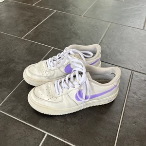 Nike air force  - Nike air force i storlek 38,5. Målade med skofärg som håller i regn med mer. De ser väldigt gulaktiga ut på bilderna, men är mer vita i verkligheten. Välanvända därav priset. 200kr, pris kan diskuteras vid snabb affär. 