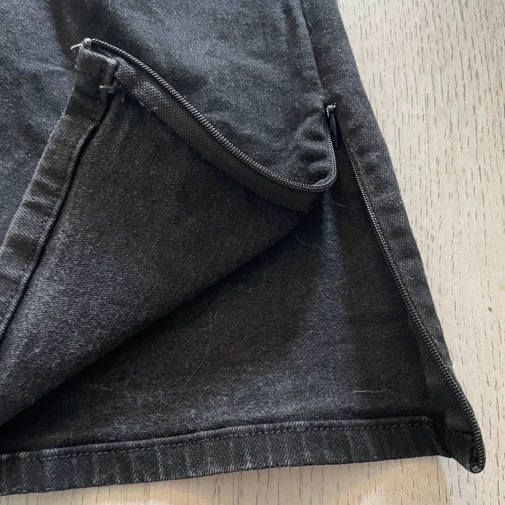 Supersnygga svarta Bootcut jeans med dragkedja nedtill i strl 34, från NAKD. 😻 Använda fåtal gånger så i toppenskick. 100kr inkl spårbar frakt☺️. Jeans & Byxor.