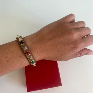 Valentino Armband Med studs - Beige armband med studs från valentino