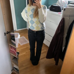 Rutig vit tröja - Rutig, tjock, mjuk tröja! Aldrig använd. Skriv för frågor, fler bilder eller vid intresse! Checka in restan av profilen för jag rensar garderoben💕💕