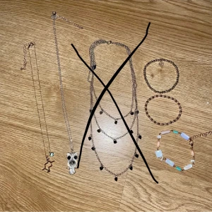Smycken - Olika smycken. Halsband för 60kr st, armband 20kr st 