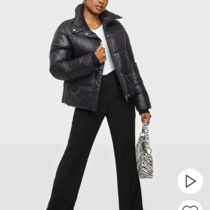 Pufferjacket - Puffjacka från Nelly🥰Så fin men kommer inte till användning tyvärr  Nypris 699 kr
