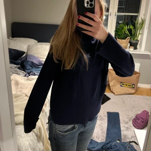 Stickad polotröja - En nästan oanvänd stickad tröja från Massimo Dutti i så fin mörkblå färg. Jätteskön och perfekt till höst/vinter. Stor i storleken så passar mig som är en s/liten m.  Hör gärna av dig vid fler frågor!❤️