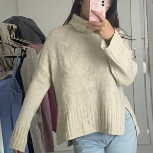 Stickad tröja - Super fin stickad tröja från Hm💗💗 Jätte mysig och inte stickig!!