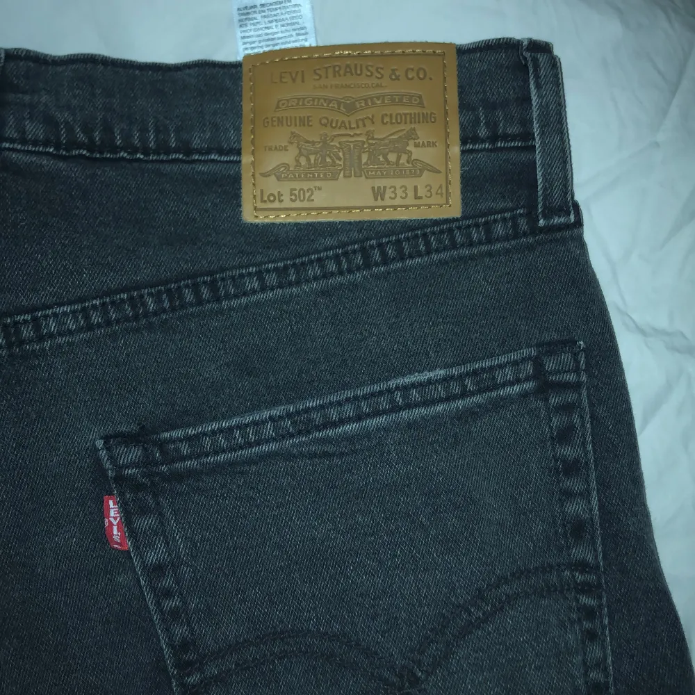Oanvända, köpte För liten storlek och gick inte lämna tillbaka  W33 L34.  Vid snabb affär kan jag möjligen sänka priset lite. Jeans & Byxor.