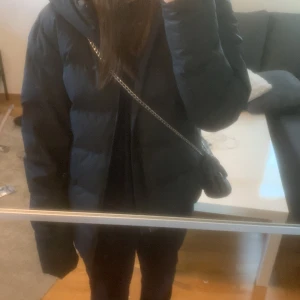Uniqlo jacka -  Oanvänd jacka från uniqlo 💘skriv om du är intresserad eller vill ha fler bilder