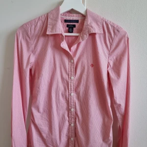 Tommy Hilfiger skjorta - Fin skjorta som har används med kärlek. Passar perfekt till jobbet men även till vardags.  Storlek xs