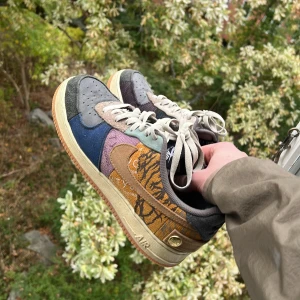 Travis air force - Säljer ett par feta Travis Airforce 1. Låda samt extra grejer följer med. Hål i hälen (går säkert att laga) därav det låga priset.