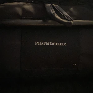 Peak performance dunjacka - Detta är en peak jacka i storlek XS som tål både vatten och snö, den är varm och har även en inne ficka. Köpte denna i januari 2022 använt ca 4 gånger. Aledningen till att ja säljer denna är för att den har blivit för liten på mig. 
