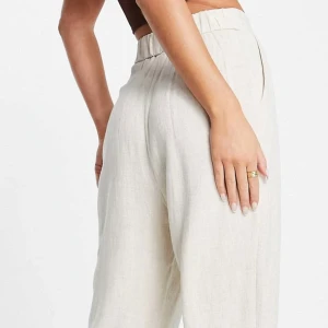 Linnebyxor - Linnebyxor storlek 36 från Stradivarius. Köpta i somras och knappt använda, bilderna är från ASOS i samma modell och storlek. Säljer för 150 + frakt