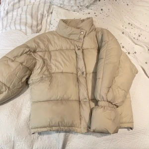 Vinterjacka - Säljer min trendiga jacka från NAKD. Den är overzised och sitter så snyggt på. 