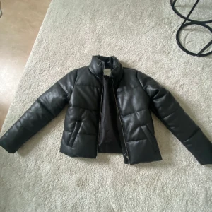 Jacka, S - I nyskick. Inte använt mycket. Köpt ifrån Nelly.com