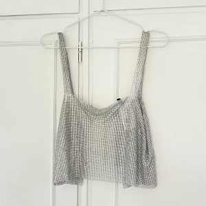 GLITTER TOPP lappar kvar SLUTSÅLD - Glittrig topp, lappar kvar, slutsåld Storlek M/L men passar även S. Justerbar kedja! Skavank på axlar som dock varit där sen jag köpte. Se sista bilden.   Jag paketerat väl men ansvarar ej  för postens hantering. Ömtålig topp. 