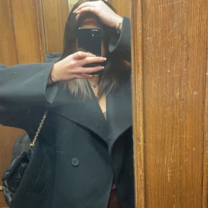 Jacka  - Säljer min älskade snygga populära höst/ vinterjacka från NA-KD då jag köpt en ny. Den är i storlek L men jag kan ha den som är vanligtvis S/M. Skriv privat för fler bilder💗💗