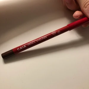 Pencil eyeliner  - Pencil eyeliner från caia som jag fick i deras julkalender! Frakt tillkommer på 14kr. Färgen brun.